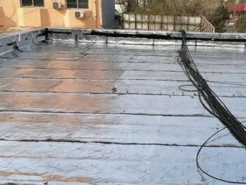 牙克石卫生间漏水维修公司分享下牙克石屋面楼顶防水刚性防水层施工要点。